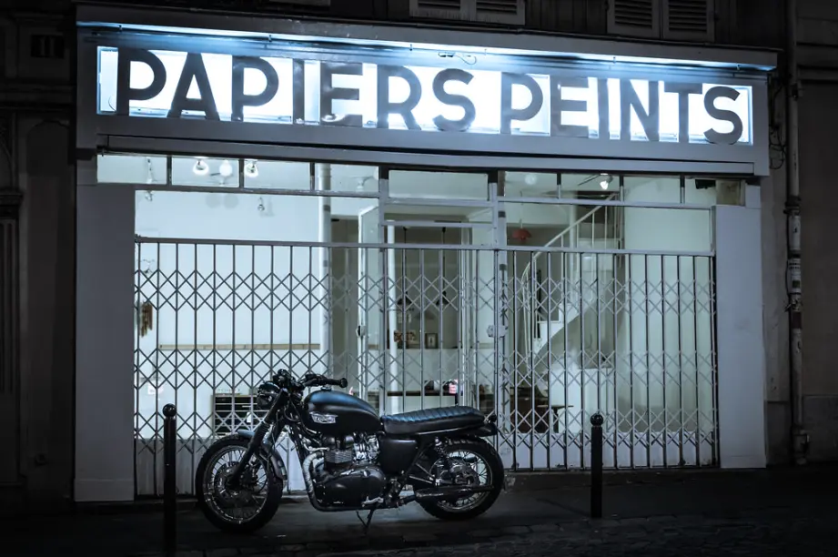 devanture d'un magasin de papiers peints