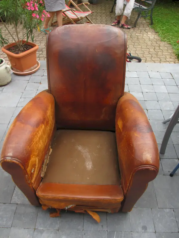 fauteuil club avant restauration et retapisserie