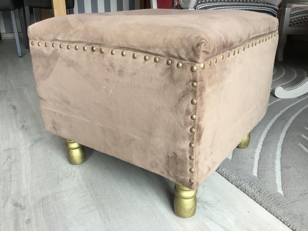 pouf recouvert par un tapissier décorateur